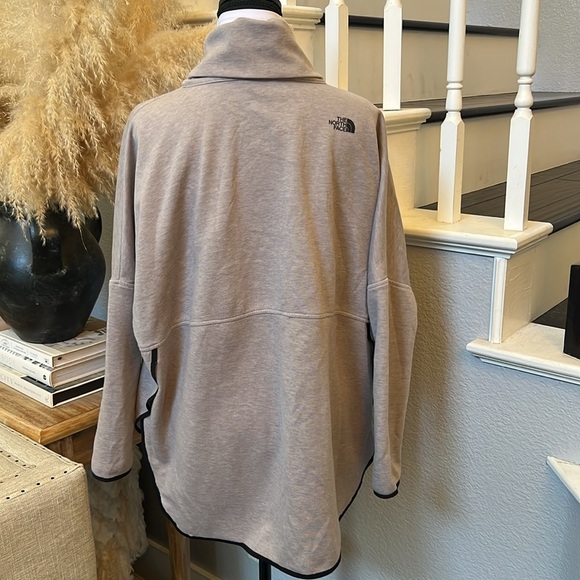 The North Face Gray Slacker Poncho Sweater Size Medium - Picture 6 of 9